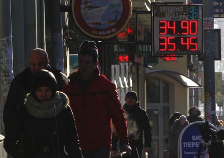 People walk past a currency exchange board showing rouble exchange rates in Moscow January 30, 2014. REUTERS/Maxim Shemetov People walk past a currency exchange board showing rouble exchange rates in Moscow January 30, 2014. REUTERS/Maxim Shemetov