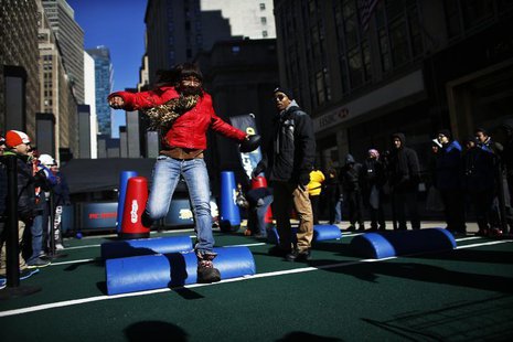 Fans play in the Super Bowl Boulevard fan zone ahead of the Super Bowl XLVIII in New York January 30, 2014. REUTERS/Eduardo Munoz Fans play in the Super Bowl Boulevard fan zone ahead of the Super Bowl XLVIII in New York January 30, 2014. REUTERS/Eduardo Munoz