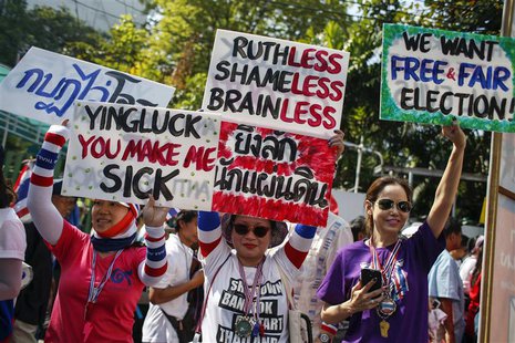 Anti-government protesters hold placards during a march through central Bangkok January 30, 2014. REUTERS/Athit Perawongmetha Anti-government protesters hold placards during a march through central Bangkok January 30, 2014. REUTERS/Athit Perawongmetha