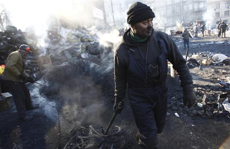 Anti-government protesters work on barricades at the site of clashes with riot police in Kiev January 31, 2014. REUTERS/David Mdzinarishvili Anti-government protesters work on barricades at the site of clashes with riot police in Kiev January 31, 2014. REUTERS/David Mdzinarishvili