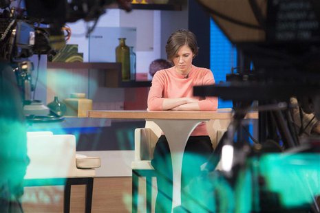 Amanda Knox sits alone before being interviewed on the set of ABC's "Good Morning America" in New York January 31, 2014. REUTERS/Andrew Kell Amanda Knox sits alone before being interviewed on the set of ABC's "Good Morning America" in New York January 31, 2014. REUTERS/Andrew Kell