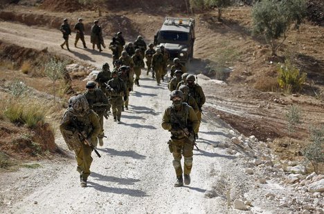 Israeli soldiers leave after an operation near the West Bank village of Bilin, near Ramallah October 22, 2013. REUTERS/Mohamad Torokman Israeli soldiers leave after an operation near the West Bank village of Bilin, near Ramallah October 22, 2013. REUTERS/Mohamad Torokman