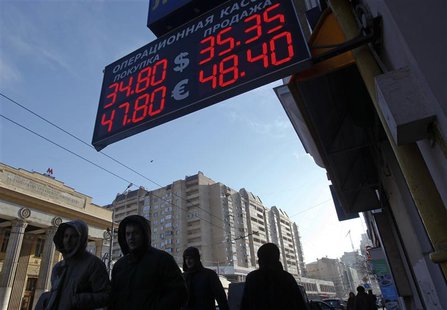 People walk past a currency exchange showing rouble exchange rates in Moscow January 30, 2014. REUTERS/Maxim Shemetov People walk past a currency exchange showing rouble exchange rates in Moscow January 30, 2014. REUTERS/Maxim Shemetov