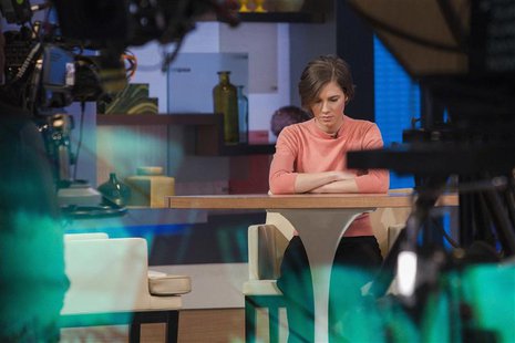 Amanda Knox sits alone before being interviewed on the set of ABC's "Good Morning America" in New York January 31, 2014. REUTERS/Andrew Kell Amanda Knox sits alone before being interviewed on the set of ABC's "Good Morning America" in New York January 31, 2014. REUTERS/Andrew Kell