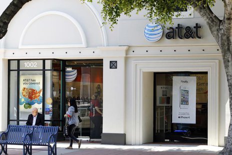 The white Apple iPhone 4 and iPad 2 are advertised in the window of an AT&T cellular store in Los Angeles August 31, 2011. REUTERS/Danny Mol The white Apple iPhone 4 and iPad 2 are advertised in the window of an AT&T cellular store in Los Angeles August 31, 2011. REUTERS/Danny Mol