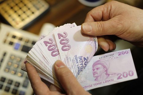 A money changer counts Turkish lira bills at a currency exchange office in Istanbul January 24, 2014. REUTERS/Murad Sezer A money changer counts Turkish lira bills at a currency exchange office in Istanbul January 24, 2014. REUTERS/Murad Sezer