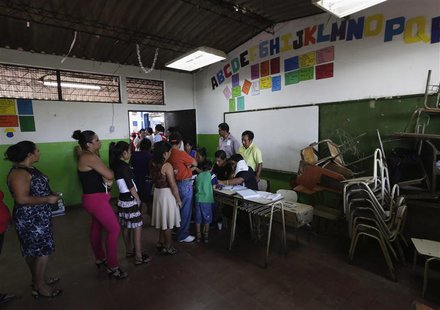 Voters wait in line to cast their votes in the presidential elections at a polling station outside in San Salvador February 2, 2014. REUTERS Voters wait in line to cast their votes in the presidential elections at a polling station outside in San Salvador February 2, 2014. REUTERS