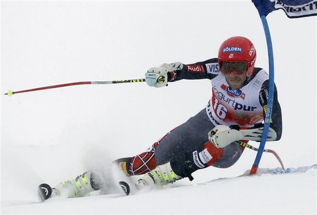 Bode Miller of the U.S. clears a gate during the first run of the men's World Cup giant slalom race in St. Moritz February 2, 2014. REUTERS/ Bode Miller of the U.S. clears a gate during the first run of the men's World Cup giant slalom race in St. Moritz February 2, 2014. REUTERS/