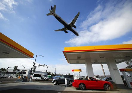Consumers purchase gasoline at a gas station as a plane approaches to land at the airport in San Diego, California October 8, 2012. REUTERS/ Consumers purchase gasoline at a gas station as a plane approaches to land at the airport in San Diego, California October 8, 2012. REUTERS/