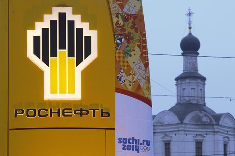 The company logo of Rosneft is seen outside a service station in Moscow November 12, 2013. REUTERS/Maxim Shemetov The company logo of Rosneft is seen outside a service station in Moscow November 12, 2013. REUTERS/Maxim Shemetov