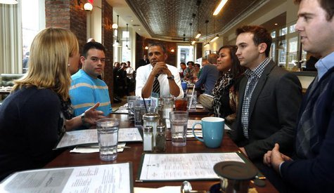 U.S. President Barack Obama has lunch with five supporters of Obamacare at The Coupe restaurant in Washington, January 10, 2014. REUTERS/Lar U.S. President Barack Obama has lunch with five supporters of Obamacare at The Coupe restaurant in Washington, January 10, 2014. REUTERS/Lar