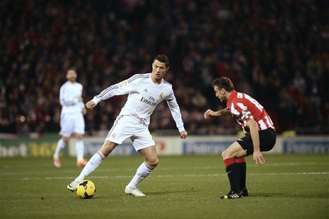 Real Madrid's Cristiano Ronaldo (L) fights for the ball with Athletic Bilbao's Carlos Gurpegi during their Spanish first division soccer mat Real Madrid's Cristiano Ronaldo (L) fights for the ball with Athletic Bilbao's Carlos Gurpegi during their Spanish first division soccer mat