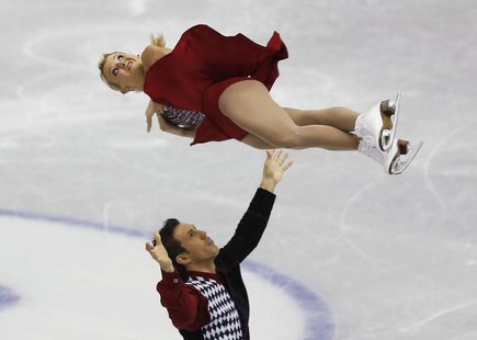 Kirsten Moore-Towers and Dylan Moscovitch of Canada perform during the pairs short programme at the ISU Grand Prix of Figure Skating Final i Kirsten Moore-Towers and Dylan Moscovitch of Canada perform during the pairs short programme at the ISU Grand Prix of Figure Skating Final i