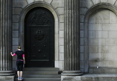 A woman exercises on the steps of the Bank of England in the City of London January 16, 2014. REUTERS/Luke MacGregor A woman exercises on the steps of the Bank of England in the City of London January 16, 2014. REUTERS/Luke MacGregor