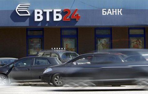 Cars drive past an office of VTB bank in Moscow, April 29, 2013. REUTERS/Sergei Karpukhin Cars drive past an office of VTB bank in Moscow, April 29, 2013. REUTERS/Sergei Karpukhin