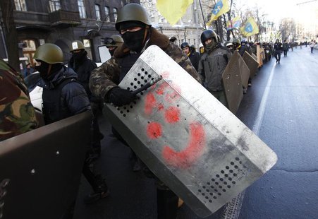 Anti-government protesters march on the street in Kiev February 6, 2014. REUTERS/David Mdzinarishvili Anti-government protesters march on the street in Kiev February 6, 2014. REUTERS/David Mdzinarishvili