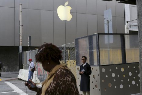The Apple flagship retail store is pictured in San Francisco, California January 27, 2014. REUTERS/Robert Galbraith The Apple flagship retail store is pictured in San Francisco, California January 27, 2014. REUTERS/Robert Galbraith