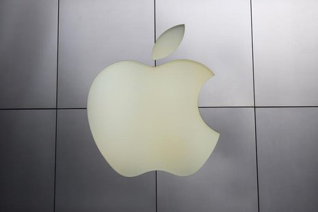 The Apple logo is pictured at its flagship retail store in San Francisco, California January 27, 2014. REUTERS/Robert Galbraith The Apple logo is pictured at its flagship retail store in San Francisco, California January 27, 2014. REUTERS/Robert Galbraith
