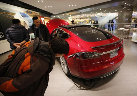 Visitors look at Tesla Motors' Model S P85 at its showroom in Beijing January 29, 2014. REUTERS/Kim Kyung-Hoon Visitors look at Tesla Motors' Model S P85 at its showroom in Beijing January 29, 2014. REUTERS/Kim Kyung-Hoon