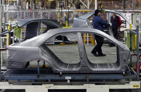 An Auto worker loads bodyshells of a Toyota Camry Hybrid car onto the assembly line at the Toyota plant in Melbourne August 31, 2009. REUTER An Auto worker loads bodyshells of a Toyota Camry Hybrid car onto the assembly line at the Toyota plant in Melbourne August 31, 2009. REUTER