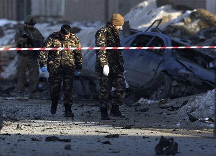 Afghan security personnel investigate at the site of a suicide bomb attack in Kabul, February 10, 2014. REUTERS/Omar Sobhani Afghan security personnel investigate at the site of a suicide bomb attack in Kabul, February 10, 2014. REUTERS/Omar Sobhani