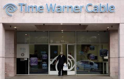 A customer leaves a Time Warner Cable store in Palm Springs, California January 29, 2014. REUTERS/Sam Mircovich A customer leaves a Time Warner Cable store in Palm Springs, California January 29, 2014. REUTERS/Sam Mircovich