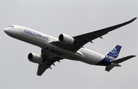 An Airbus A350 flies during an aerial display at the Singapore Airshow February 11, 2014. REUTERS/Edgar Su An Airbus A350 flies during an aerial display at the Singapore Airshow February 11, 2014. REUTERS/Edgar Su
