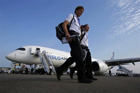 Visitors walk past an Airbus A350 on display at the Singapore Airshow February 12, 2014. REUTERS/Edgar Su Visitors walk past an Airbus A350 on display at the Singapore Airshow February 12, 2014. REUTERS/Edgar Su