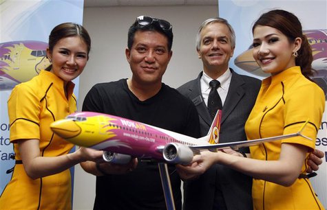 Thai budget airlines Nok Air's Chief Executive Officer Patee Sarasin (2nd L) poses with Boeing's Senior Vice President of Global Sales of Co Thai budget airlines Nok Air's Chief Executive Officer Patee Sarasin (2nd L) poses with Boeing's Senior Vice President of Global Sales of Co