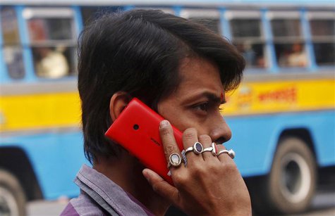 A man uses a Nokia mobile phone to make a call on a street in Kolkata December 12, 2013. REUTERS/Rupak De Chowdhuri A man uses a Nokia mobile phone to make a call on a street in Kolkata December 12, 2013. REUTERS/Rupak De Chowdhuri