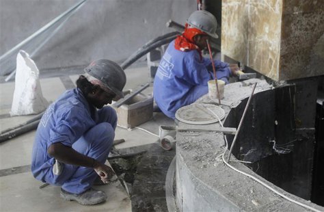 Labourers work at a construction site in Doha June 18, 2012. REUTERS/Stringer Labourers work at a construction site in Doha June 18, 2012. REUTERS/Stringer