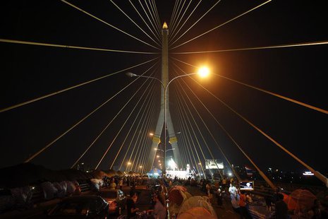 Anti-government protesters camp on Rama VIII bridge in Bangkok February 4, 2014. REUTERS/Athit Perawongmetha Anti-government protesters camp on Rama VIII bridge in Bangkok February 4, 2014. REUTERS/Athit Perawongmetha