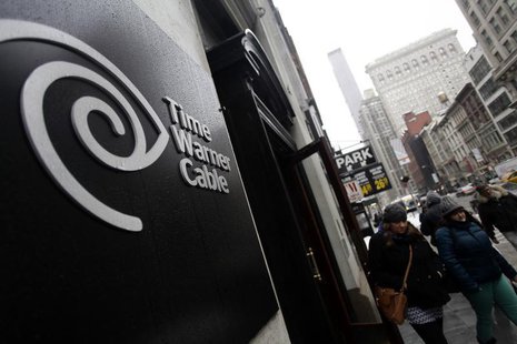 Pedestrians walk past the Time Warner Cable headquarters in New York February 13, 2014. REUTERS/Joshua Lott Pedestrians walk past the Time Warner Cable headquarters in New York February 13, 2014. REUTERS/Joshua Lott