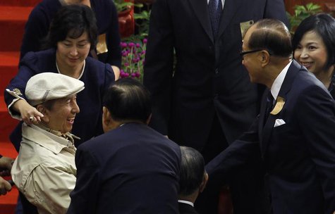 Macau tycoon Stanley Ho (L), accompanied by his daughter Pansy, shakes hands with Hong Kong tycoon Li Ka-shing (R) during the centenary cere Macau tycoon Stanley Ho (L), accompanied by his daughter Pansy, shakes hands with Hong Kong tycoon Li Ka-shing (R) during the centenary cere