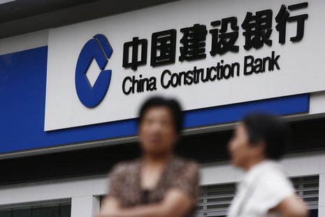 Residents stand outside a branch of the China Construction Bank (CCB) in Shanghai, August 26, 2013. REUTERS/Aly Song Residents stand outside a branch of the China Construction Bank (CCB) in Shanghai, August 26, 2013. REUTERS/Aly Song