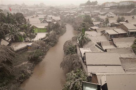 A housing complex is seen covered with ash from Mount Kelud, in Yogyakarta February 14, 2014. REUTERS/Dwi Oblo A housing complex is seen covered with ash from Mount Kelud, in Yogyakarta February 14, 2014. REUTERS/Dwi Oblo