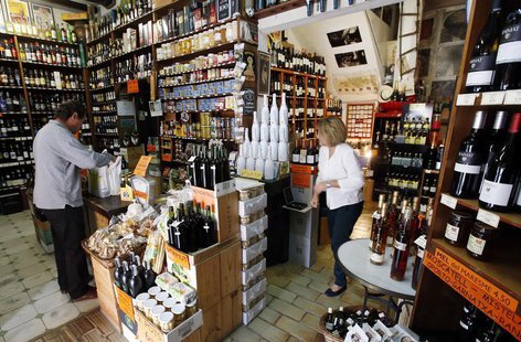 A customer keeps his purchases in a bag at a wine shop in Alella, near Barcelona October 30, 2013. REUTERS/Albert Gea A customer keeps his purchases in a bag at a wine shop in Alella, near Barcelona October 30, 2013. REUTERS/Albert Gea