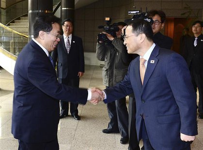 Head of the North Korean high-level delegation, Won Tong Yon (L) shakes hands with his South Korean counterpart Kim Kyou-hyun upon his arriv Head of the North Korean high-level delegation, Won Tong Yon (L) shakes hands with his South Korean counterpart Kim Kyou-hyun upon his arriv