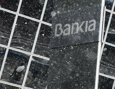 Snow falls at Bankia headquarters in Madrid, February 3, 2014. REUTERS/Andrea Comas Snow falls at Bankia headquarters in Madrid, February 3, 2014. REUTERS/Andrea Comas