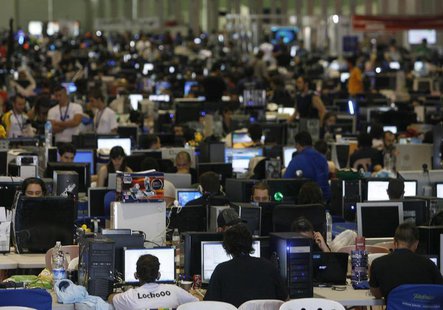 People surf the web during the annual "Campus Party" Internet users gathering in Valencia July 28, 2009. REUTERS/Heino Kalis People surf the web during the annual "Campus Party" Internet users gathering in Valencia July 28, 2009. REUTERS/Heino Kalis