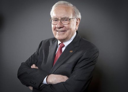 Warren Buffett, Chairman of the Board and CEO of Berkshire Hathaway, poses for a portrait in New York October 22, 2013. REUTERS/Carlo Allegr Warren Buffett, Chairman of the Board and CEO of Berkshire Hathaway, poses for a portrait in New York October 22, 2013. REUTERS/Carlo Allegr