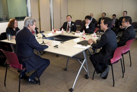 U.S. Secretary of State John Kerry (L) hosts a discussion with Chinese bloggers in Beijing February 15, 2014. REUTERS/Evan Vucci/Pool U.S. Secretary of State John Kerry (L) hosts a discussion with Chinese bloggers in Beijing February 15, 2014. REUTERS/Evan Vucci/Pool