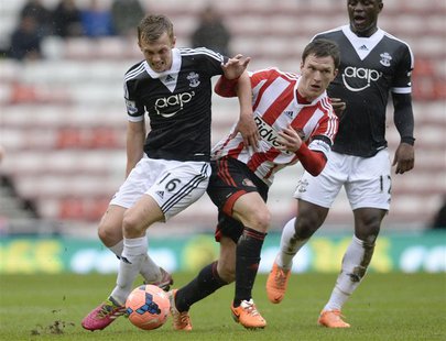Sunderland's Craig Gardner (R) challenges Southampton's James Ward-Prowse during their English FA Cup soccer match at the Stadium of Light i Sunderland's Craig Gardner (R) challenges Southampton's James Ward-Prowse during their English FA Cup soccer match at the Stadium of Light i