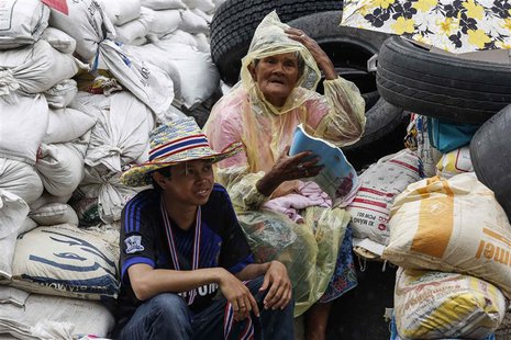 Anti-government protesters sit behind a barricade near Government Complex in Bangkok February 15, 2014. REUTERS/Athit Perawongmetha Anti-government protesters sit behind a barricade near Government Complex in Bangkok February 15, 2014. REUTERS/Athit Perawongmetha