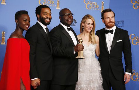 Actress Lupita Nyong'o, actor Chimetel Ejiotor, director Steve McQueen, actress Sarah Paulson and actor Michael Fassbender (2nd L-R) pose ba Actress Lupita Nyong'o, actor Chimetel Ejiotor, director Steve McQueen, actress Sarah Paulson and actor Michael Fassbender (2nd L-R) pose ba