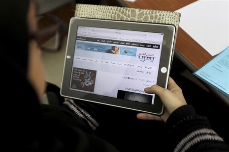 A Saudi woman explores a website on her tablet in Riyadh February 11, 2014. REUTERS/Faisal Al Nasser A Saudi woman explores a website on her tablet in Riyadh February 11, 2014. REUTERS/Faisal Al Nasser