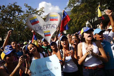 Opposition demonstrators shout slogans during a protest against President Nicolas Maduro's government in Caracas February 16, 2014. REUTERS/ Opposition demonstrators shout slogans during a protest against President Nicolas Maduro's government in Caracas February 16, 2014. REUTERS/