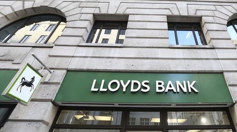 The signage is seen at a branch of Lloyds bank in central London February 13, 2014. REUTERS/Paul Hackett The signage is seen at a branch of Lloyds bank in central London February 13, 2014. REUTERS/Paul Hackett