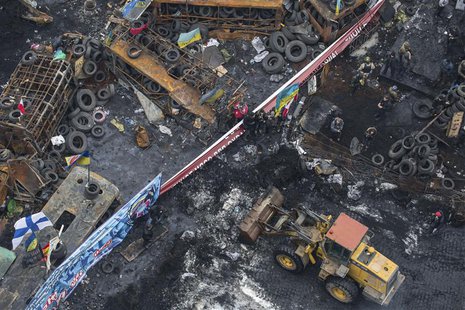 A bulldozer removes barricades at the site of recent clashes with riot police in Kiev February 16, 2014. REUTERS/Vlad Sodel A bulldozer removes barricades at the site of recent clashes with riot police in Kiev February 16, 2014. REUTERS/Vlad Sodel