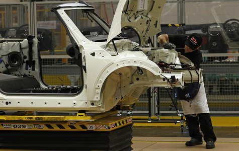 An employee works on a 2013 Mini at BMW's plant in Oxford, southern England November 18, 2013. REUTERS/Suzanne Plunkett An employee works on a 2013 Mini at BMW's plant in Oxford, southern England November 18, 2013. REUTERS/Suzanne Plunkett